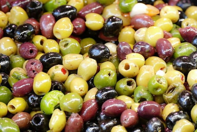 Aceitunas verdes deshuesadas y aceitunas estilo sevillano: sabores con tradición