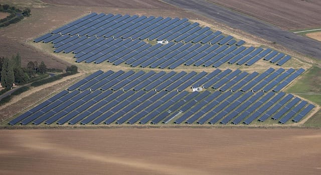 Garantiza el rendimiento energético con mantenimiento de espejos solares y limpieza de placas termosolares